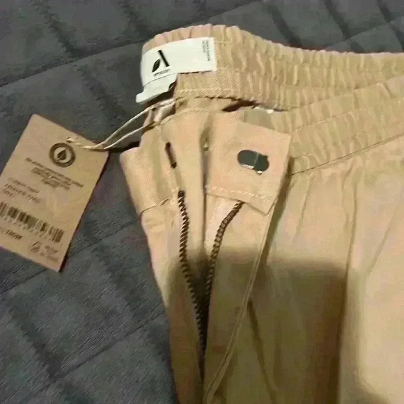 Amazon Essentials Men's Tapered-Fit Cotton Elasticated Waist Chino Pant - Picture 4 of 5